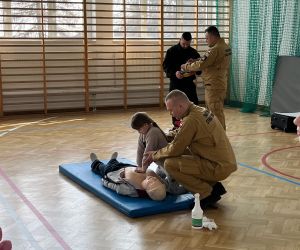 Dziewczynka uczy się resuscytacji 