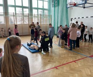 Uczniowie podczas ćwiczeń z resuscytacji