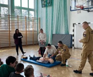 Nauczycielki podczas ćwiczeń z wykorzystaniem aed