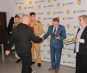 Uczeń otrzymuje podziękowanie za udział w turnieju