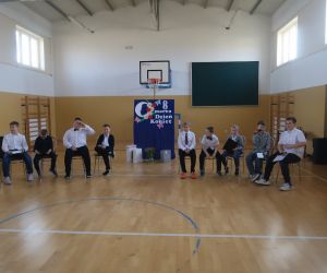 Męska część społeczności szkolnej przedstawia program artystyczny