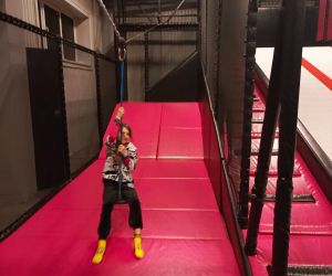 Uczennica zjeżdża tyrolką na materace