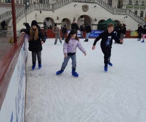Uczniowie jeżdżą na łyżwach