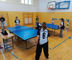 Uczennice grają w tenisa stołowego
