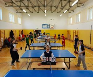 Uczniowie grają w tenisa stołowego