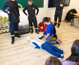 Uczniowie klasy prezentują na fantomie jak sprawdzić przytomność poszkodowanego
