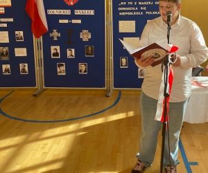 Uczeń stoi przy mikrofonie