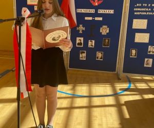 Uczennica stoi przy mikrofonie