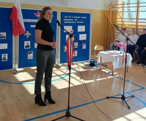 Dyrektor szkoły stoi przy mikrofonie