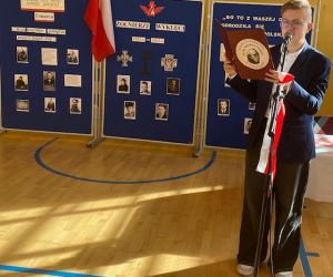 Uczeń stoi przy mikrofonie