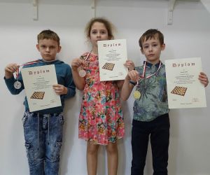 Zwycięzcy w młodszej kategorii wiekowej z dyplomami i medalami