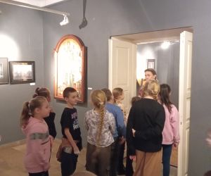 uczniowie słuchają pani przewodnik