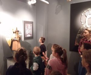 uczniowie zwiedzają wystawę