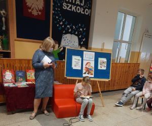 Dzieci pod kierunkiem Pani Julity Jonaszek czytają ulubione książki.