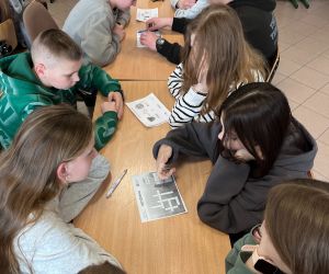 Uczniowie rozwiązują zadania