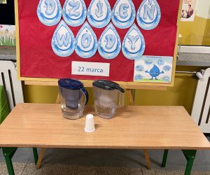 woda w dzbanku filtrującym dla uczniów