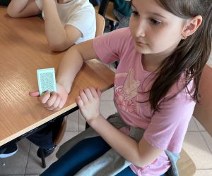 Uczennica losująca kod qr z informacjami o wodzie 