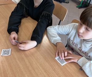 Uczniowie z kodami qr zawierającymi informacje o wodzie