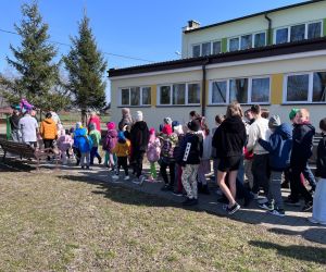 Społeczność szkolna maszeruje wokół szkoły