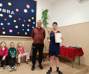 Uczeń odbiera puchar