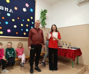 Uczennica odbiera puchar