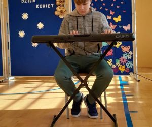 Uczeń klasy siódmej gra na keyboardzie