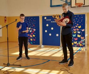 Dwaj uczniowie klasy szóstej śpiewają piosenkę do mikrofonów