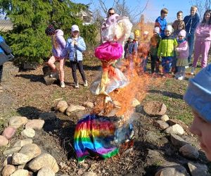 Uczniowie wokół płonącej Marzanny