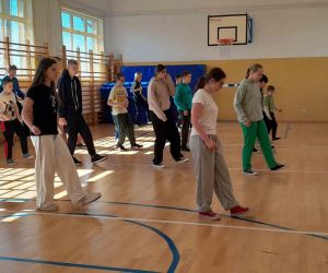 Starsi uczniowie podczas zajęć tanecznych