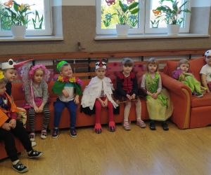 Przedszkolaki w strojach wiosennych