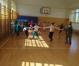 Młodsi uczniowie podczas zajęć tanecznych