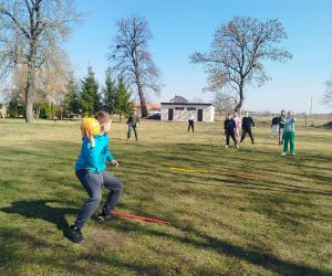 Starsi uczniowie podczas zajęć sportowych