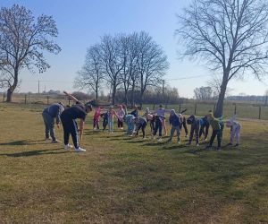 Młodsi uczniowie podczas zajęć sportowych