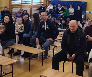 Laureaci konkursu z rodzicami na widowni