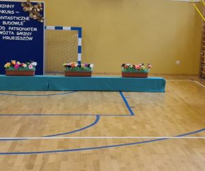 Pani dyrektor przemawia przy mikrofonie