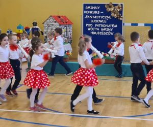 Przedszkolaki tańczą przed widownią