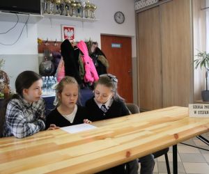 Na zdjęciu widoczne są dzieci rozwiązujące zadania.