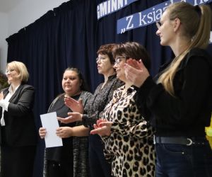 Na zdjęciu znajdują się cztery kobiety bijące brawo.