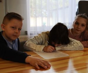 Na zdjęciu widoczne są dzieci rozwiązujące zadania.