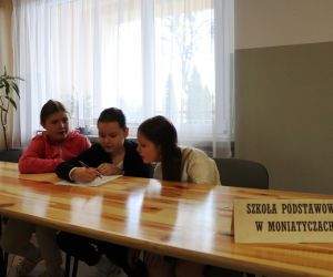 Na zdjęciu widoczne są dzieci rozwiązujące zadania.