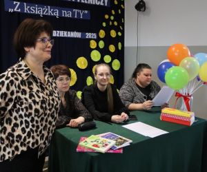 Zdjęcie przedstawia cztery kobiety.