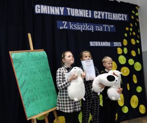 Na zdjęciu znajduje się troje dzieci pozujących do zdjęcia wraz z nagrodami.