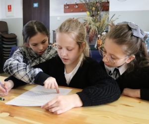 Na zdjęciu widoczne są dzieci rozwiązujące test.