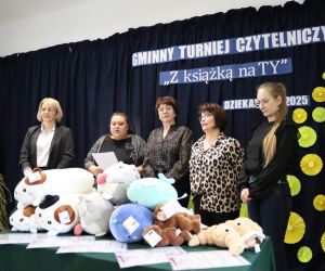 Na zdjęciu znajdują się cztery kobiety .