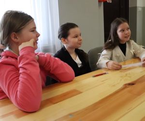 Na zdjęciu widoczne są dzieci rozwiązujące zadania.