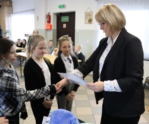 Na zdjęciu widoczna jest pani dyrektor wręczająca dyplomy i nagrody.