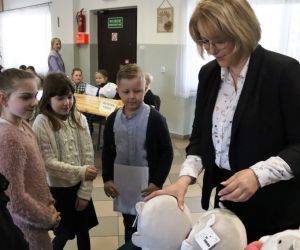 Na zdjęciu widoczna jest pani dyrektor wręczająca dyplomy i nagrody.