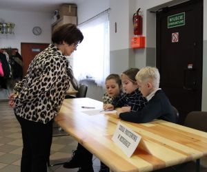 Na zdjęciu widoczne są dzieci wykonujące zadania testowe.