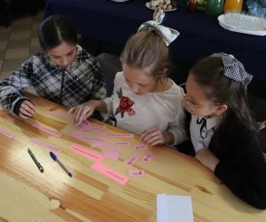 Na zdjęciu widoczne są dzieci rozwiązujące zadania.