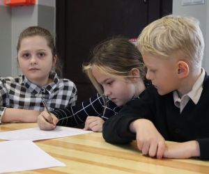 Na zdjęciu widoczne są dzieci rozwiązujące zadania.